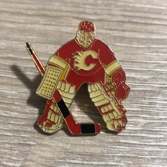 Vintage 1989 NHL Calgary Flames Goalie Enamel Pin - Picture 1 of 2